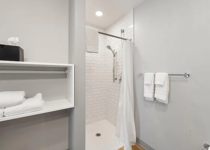Escape Bright Sleek & Modern * Chicago